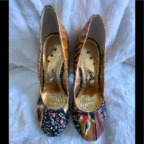 naughty monkey Shoes - Naughty Monkey 7 Gold Inside Heels Different
